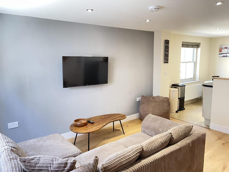 Property building, TV and multimedia, Kitchen or kitchenette, Living room
