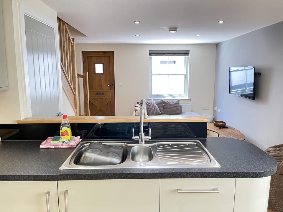Property building, TV and multimedia, Kitchen or kitchenette, stove