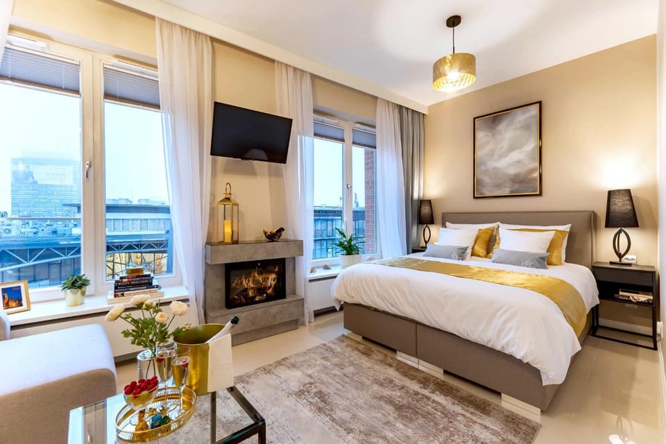 Bed, TV and multimedia, Living room, Photo of the whole room, Seating area, Bedroom