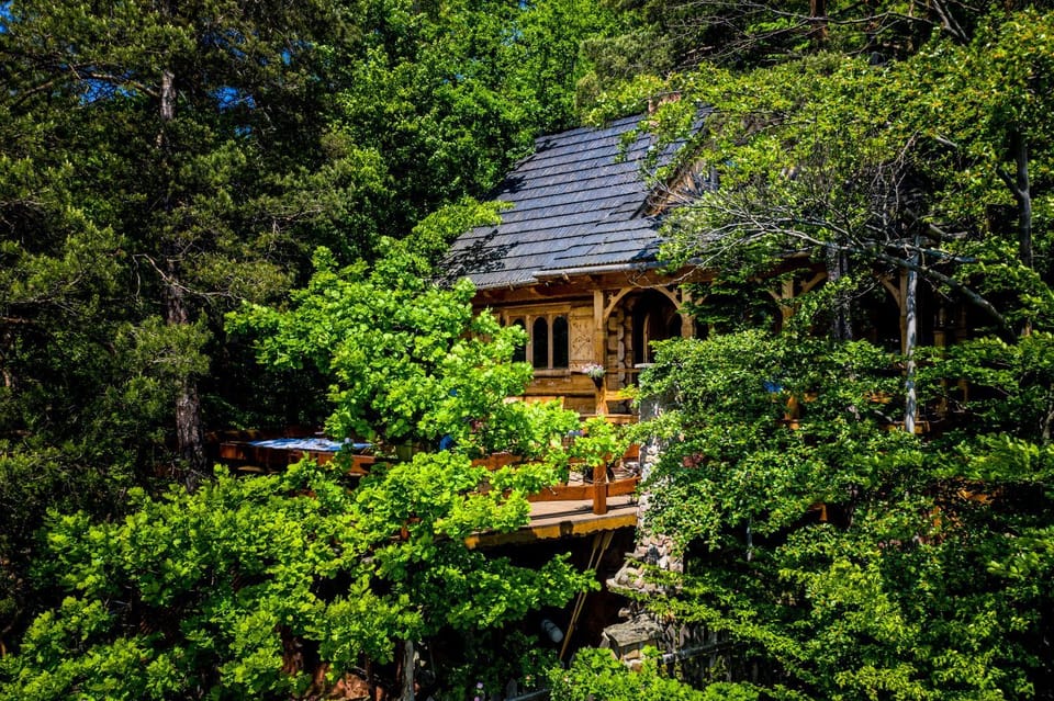 Property building, Spring, Day, Natural landscape, Garden, Balcony/Terrace, On site