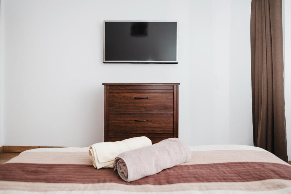 Bed, TV and multimedia, Bedroom, towels