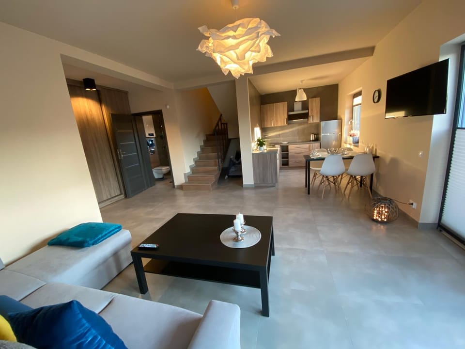 Nightclub / DJ, Kitchen or kitchenette, Seating area