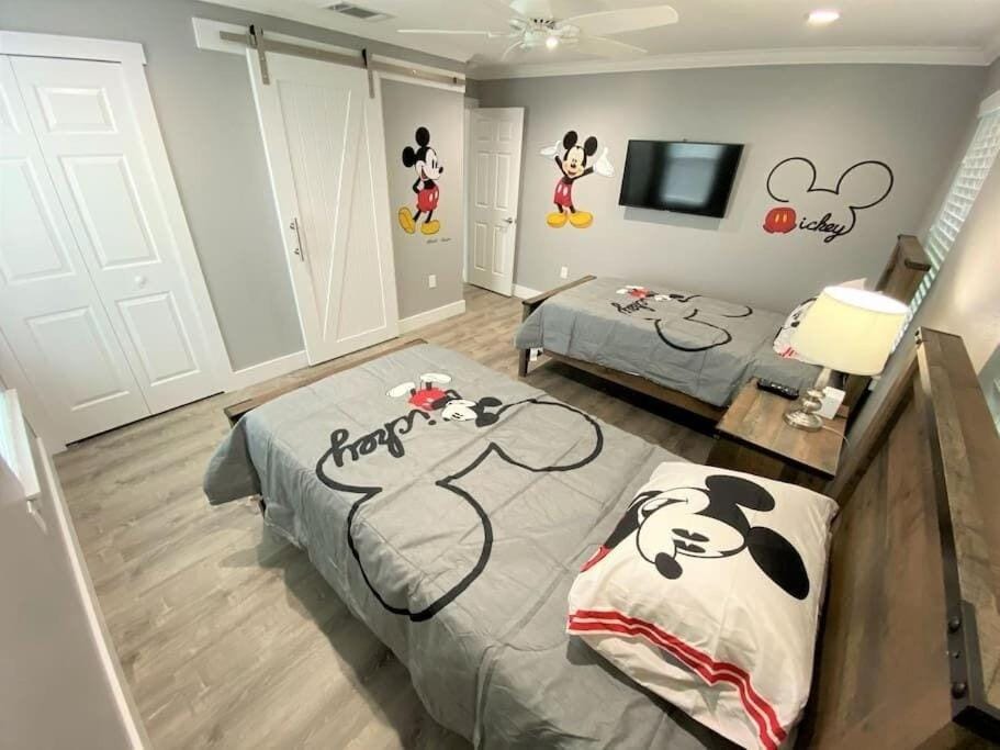 Phenomenal 7BR 4 Master Suites Southeast Pool Hot Tub Gas BBQ 2 Miles to Disney House in Four Corners