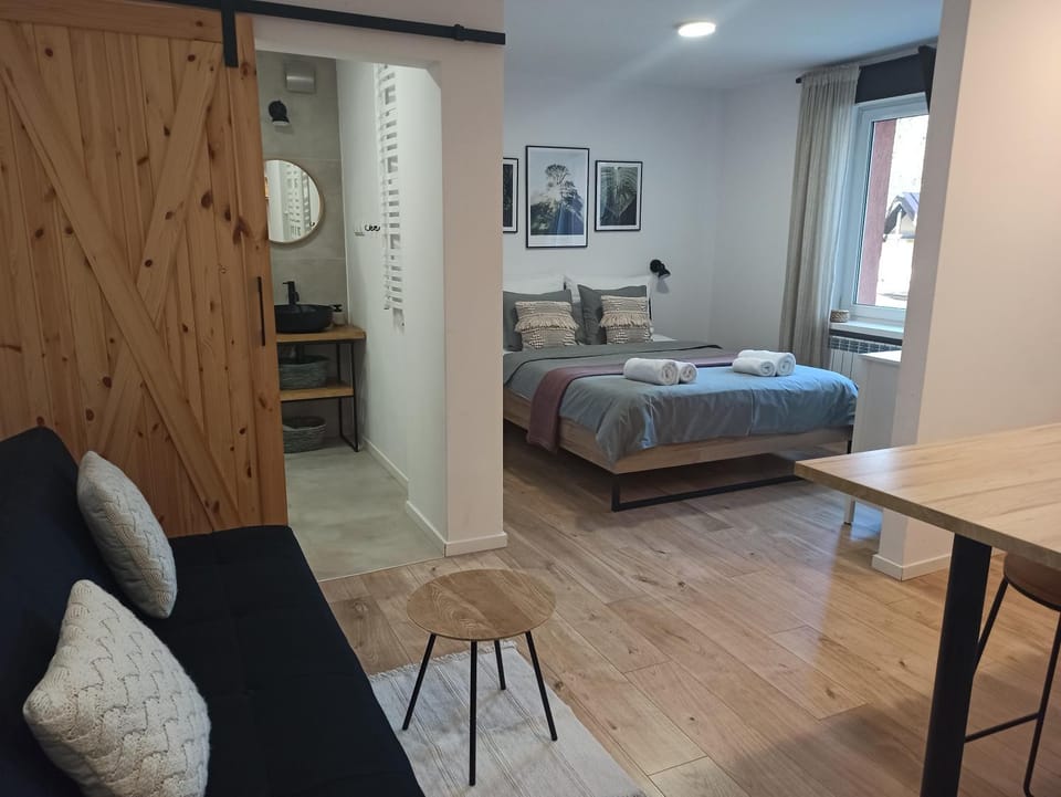 Bed, Photo of the whole room, Seating area, Bedroom