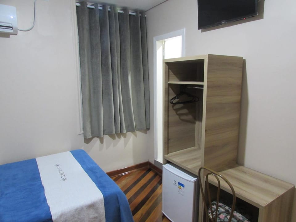 Bed, TV and multimedia, Photo of the whole room, Bedroom, wardrobe, air conditioner