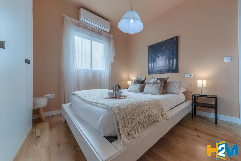 Photo of the whole room, Bedroom