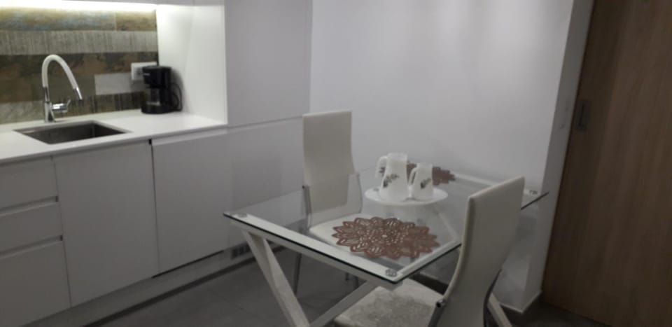 Kitchen or kitchenette, Dining area
