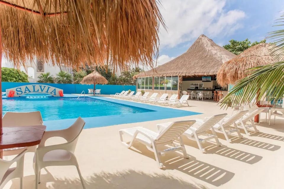 Swimming pool, Continental breakfast