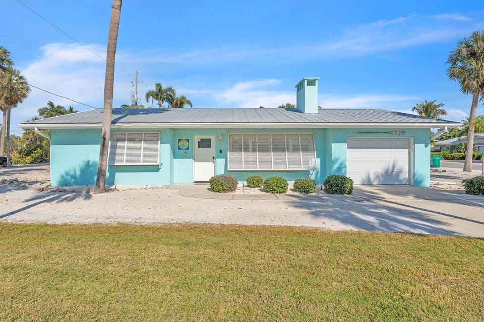 Sand N Suds home House in Holmes Beach