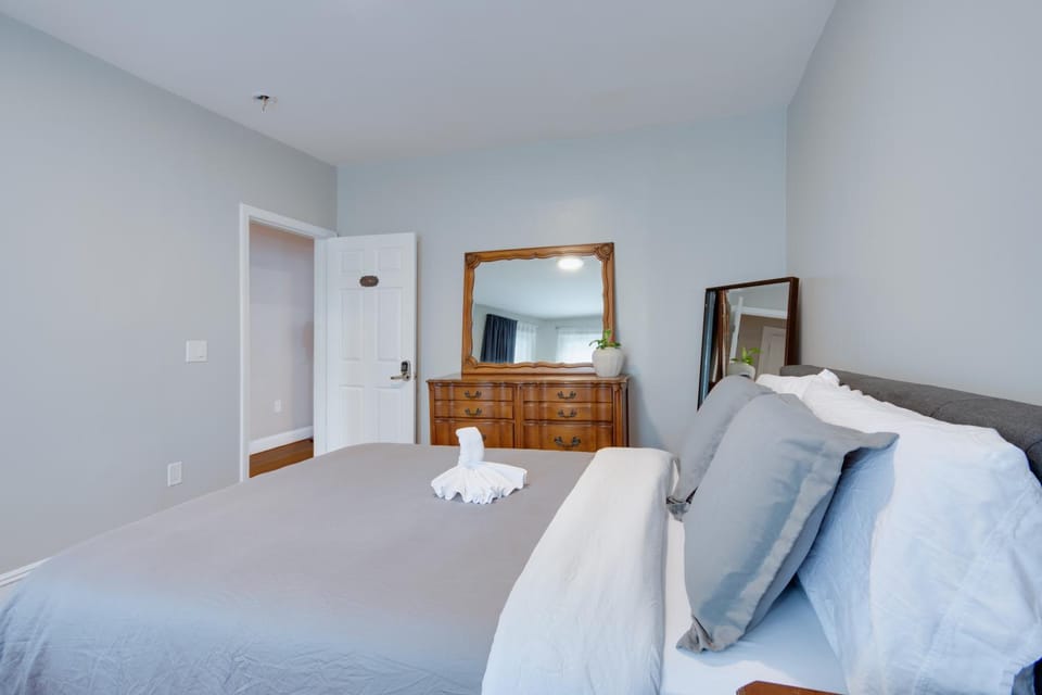 Bed, Photo of the whole room, Bedroom, towels, wardrobe