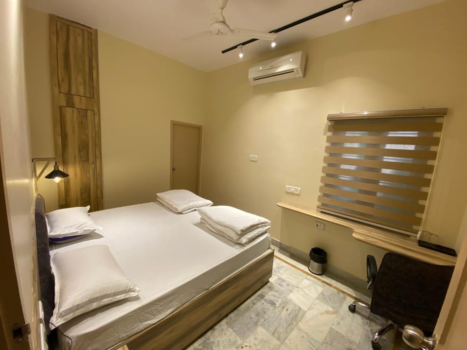 Bed, Bedroom, air conditioner