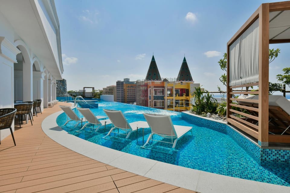 Day, Pool view