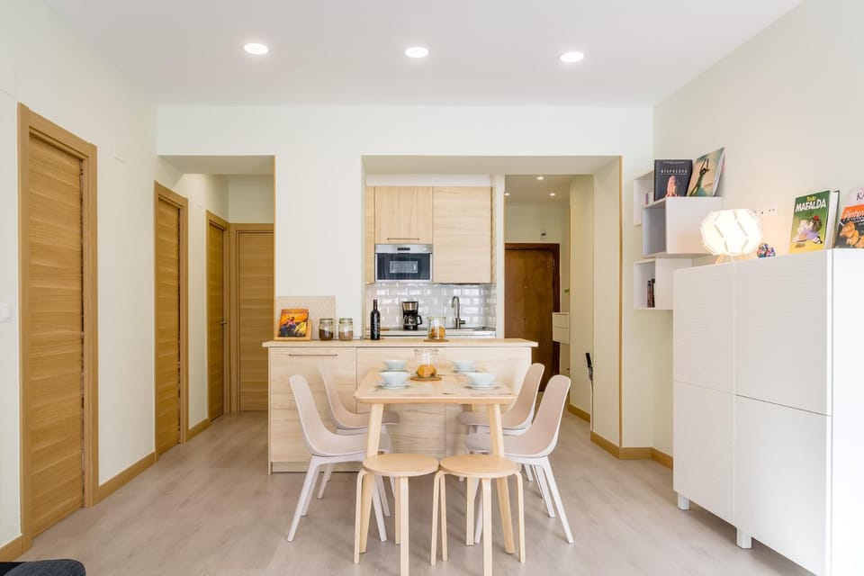 Kitchen or kitchenette, Dining area