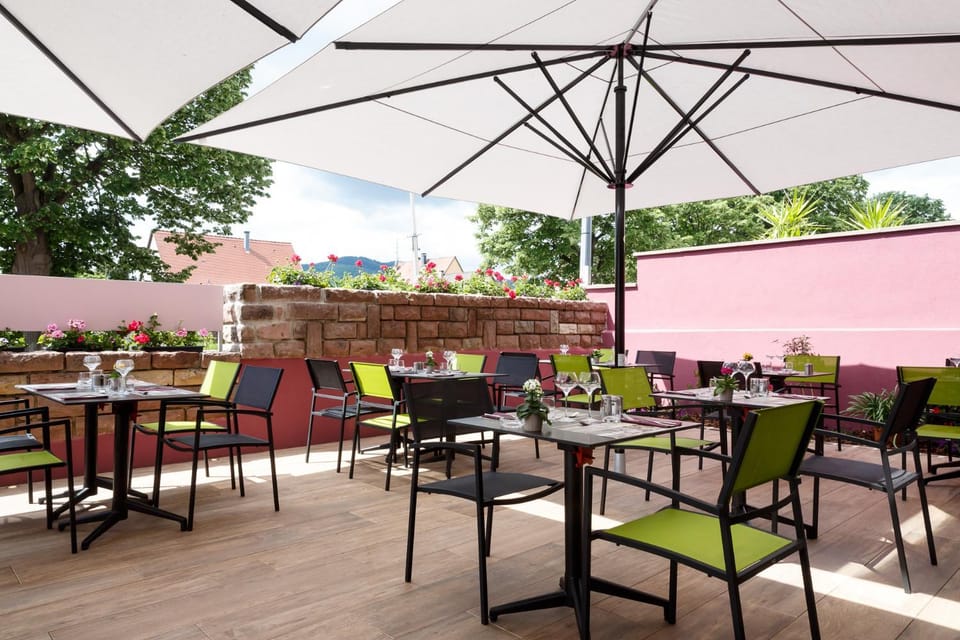 Restaurant/places to eat, Balcony/Terrace