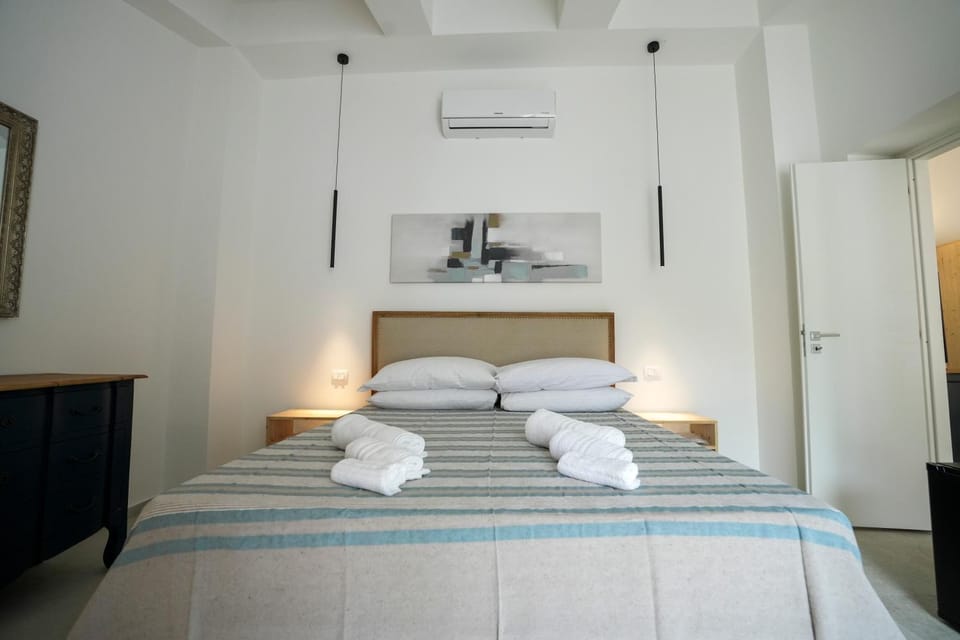 Bed, Bedroom, towels, air conditioner