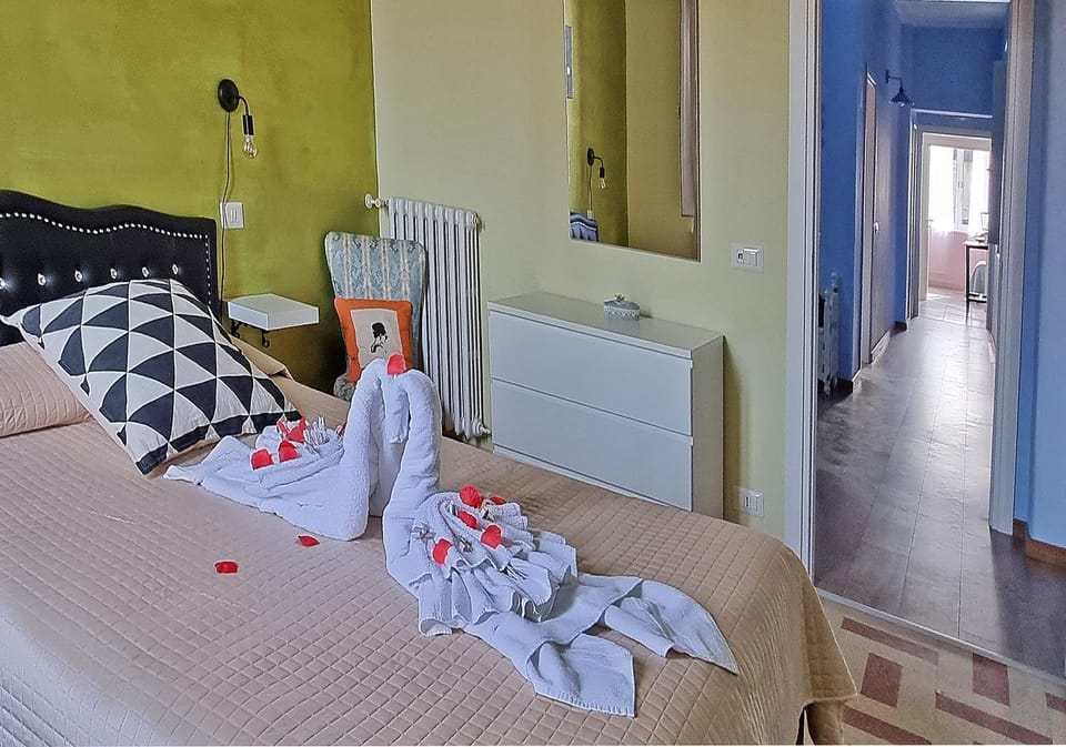Bed, Photo of the whole room, Bedroom, towels