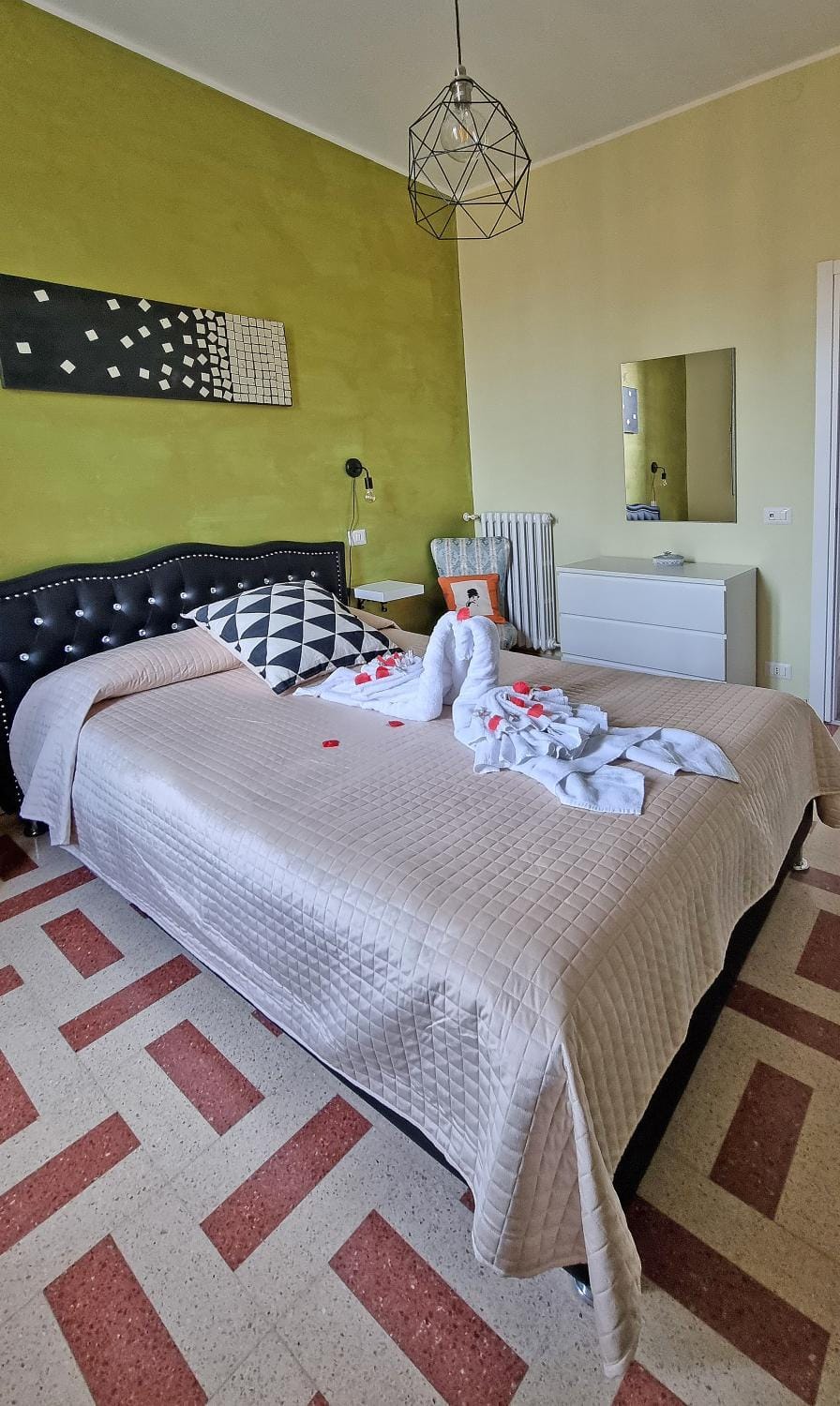Bed, Photo of the whole room, Bedroom, towels