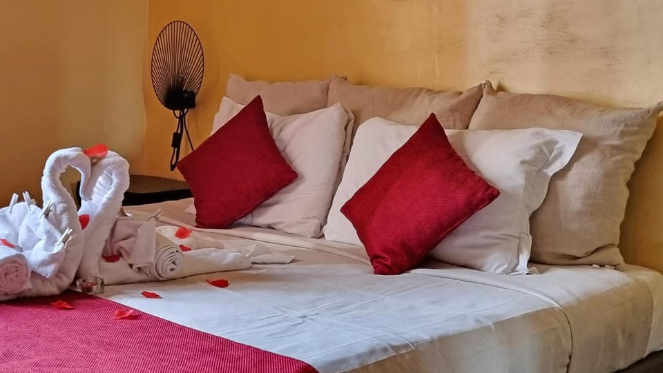 Bed, Bedroom, Inner courtyard view, internet, towels