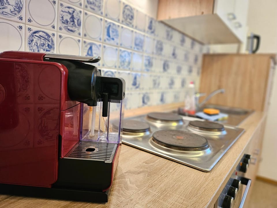 Coffee/tea facilities, Kitchen or kitchenette, stove, kitchen