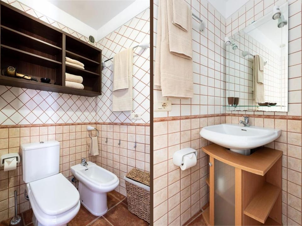 Toilet, Bathroom, bidet, towels