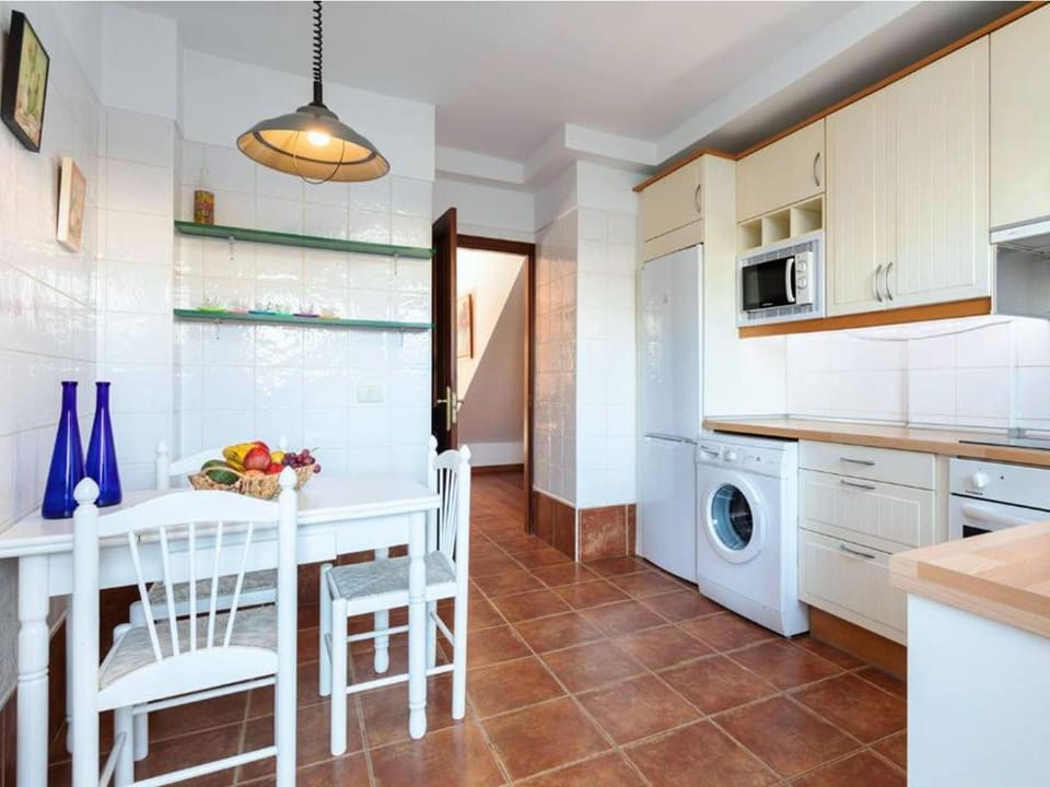Kitchen or kitchenette, Dining area, minibar, pet friendly, stove, washing machine