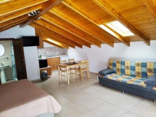 Bed, Kitchen or kitchenette, Living room, Seating area, Dining area, Bedroom