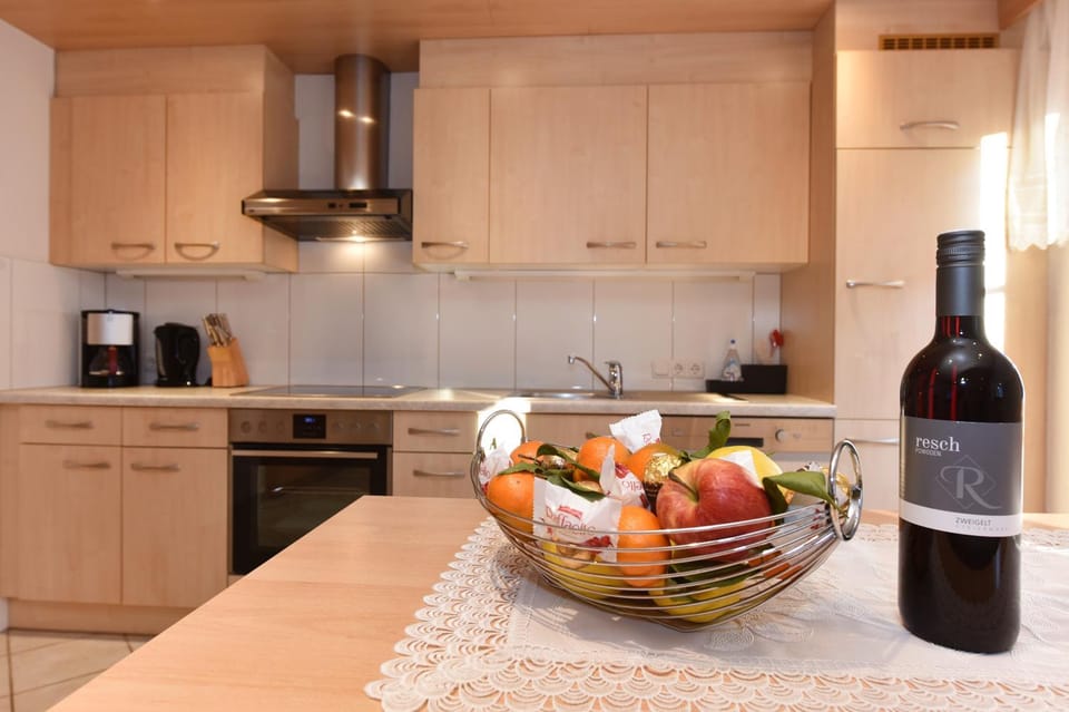 Kitchen or kitchenette, Food and drinks, Dining area, Food, Drinks, Alcoholic drinks