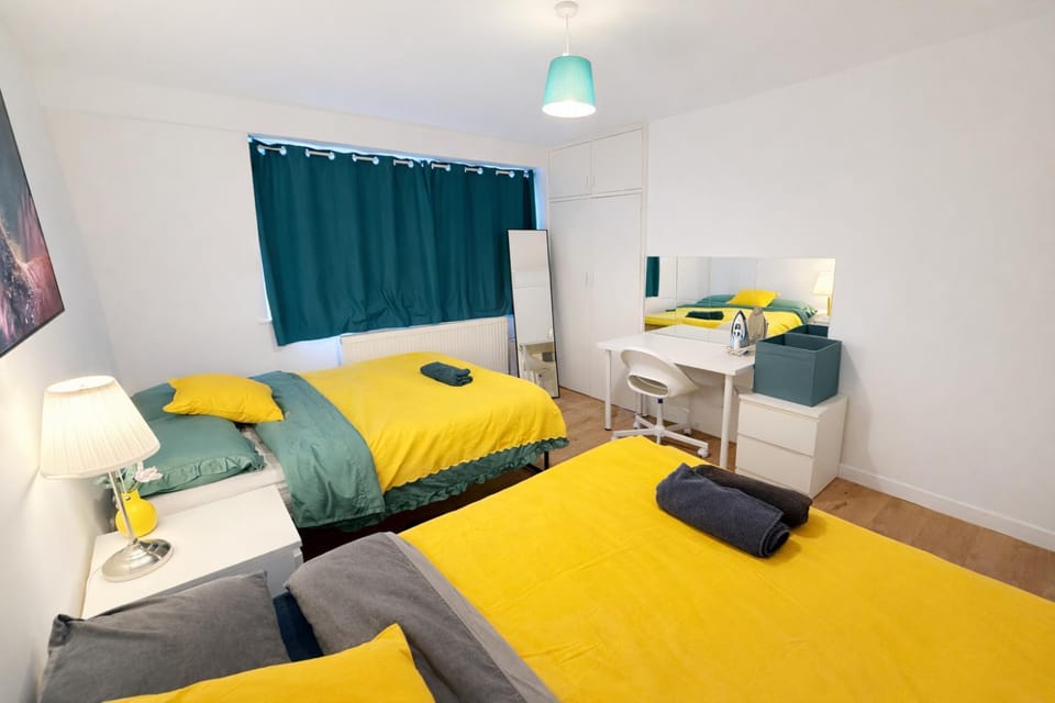 Bed, Photo of the whole room, Bedroom, hair dresser