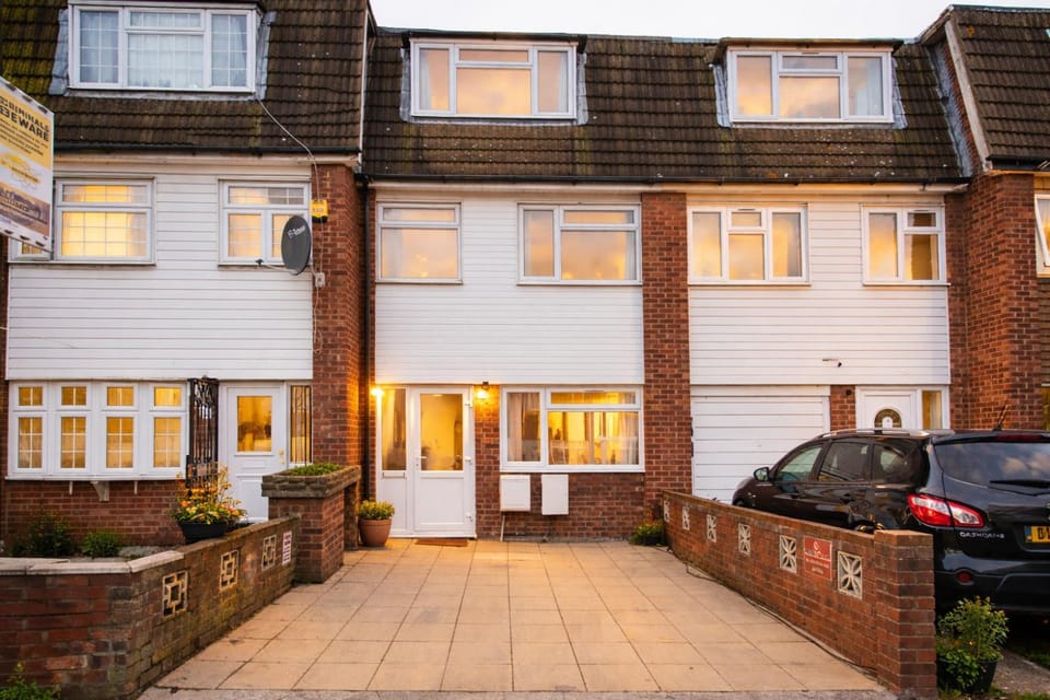 Property building, Day, Neighbourhood, Street view, Parking