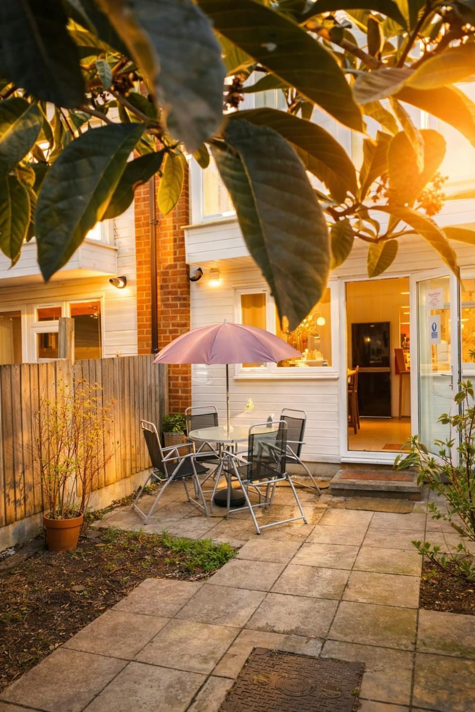 Property building, Patio, Spring, Day, Garden, Dining area, Garden view