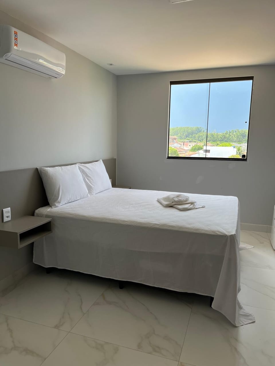 Bed, Photo of the whole room, Bedroom, Quiet street view, towels, air conditioner
