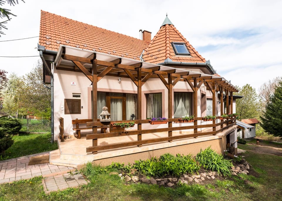 Property building, Facade/entrance, Garden