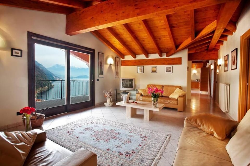 Living room, Photo of the whole room, Lake view