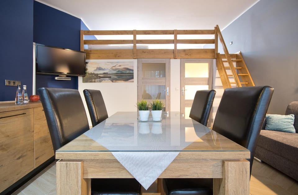 Communal lounge/ TV room, TV and multimedia, Living room, Seating area, Dining area, air conditioner