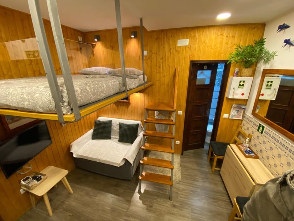 Bed, TV and multimedia, Living room, Seating area, Bedroom