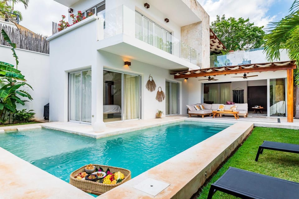 Property building, Patio, Garden, Balcony/Terrace, Swimming pool, sunbed