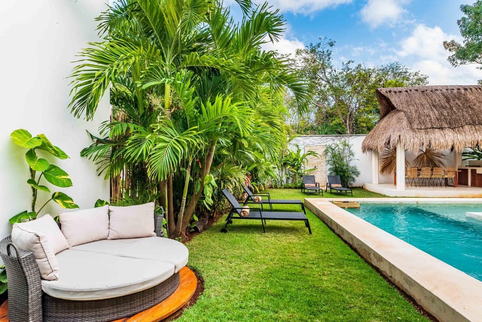 Garden view, Pool view, Swimming pool, sunbed