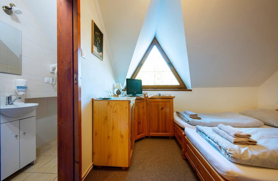 Bed, TV and multimedia, Photo of the whole room, Bedroom, hair dresser, towels, wardrobe