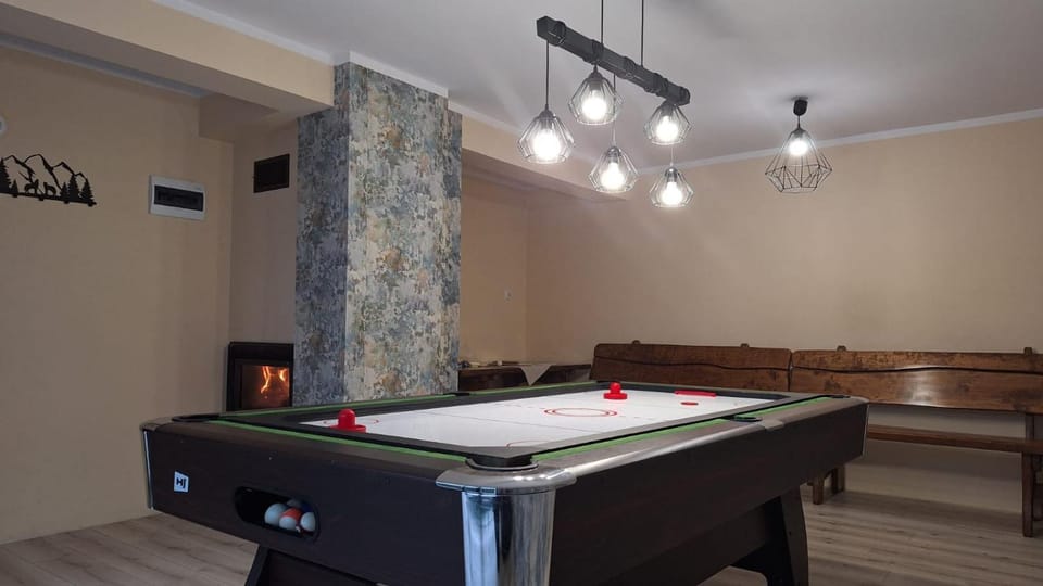 Billiard, Game Room