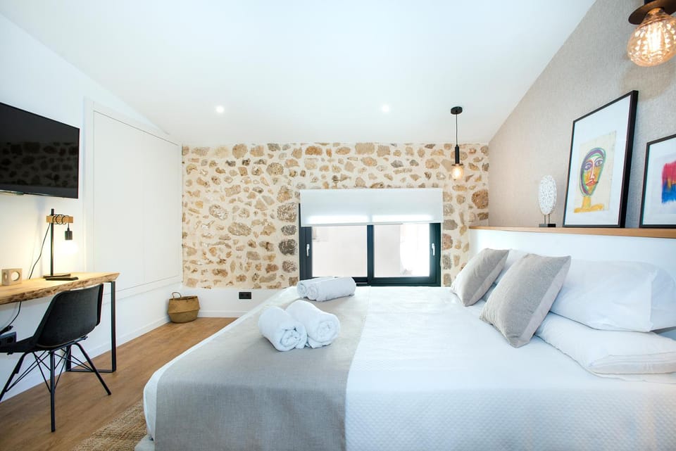 Bed, Photo of the whole room, Bedroom