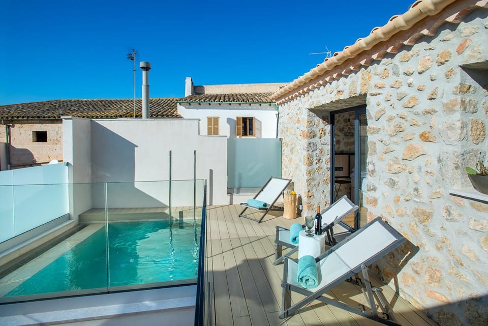 Swimming pool, sunbed