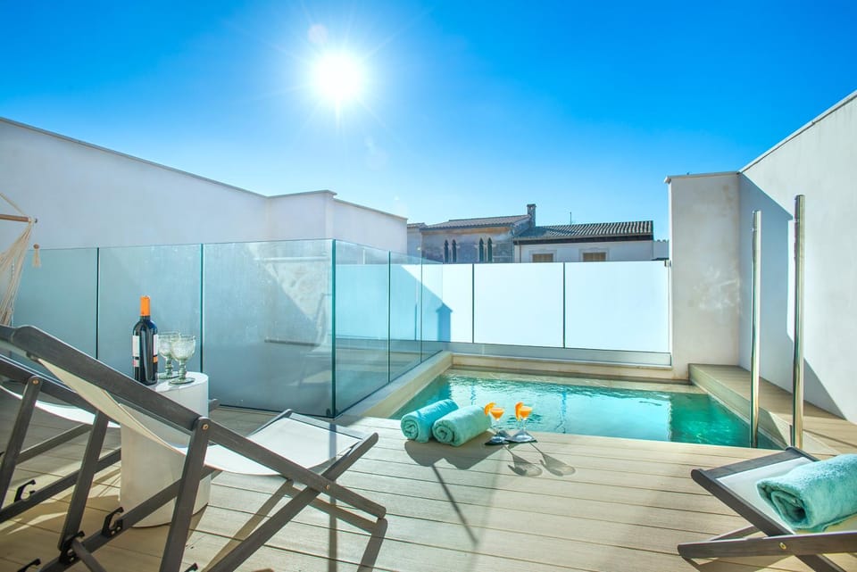 Swimming pool, sunbed