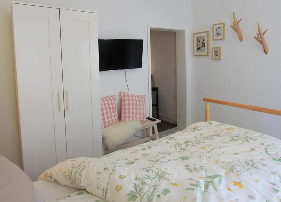Bed, TV and multimedia, Photo of the whole room, Decorative detail, Bedroom
