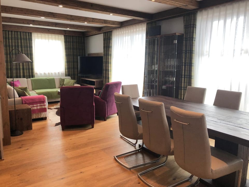 TV and multimedia, Living room, Seating area, Mountain view