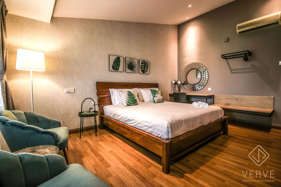 Bed, Seating area, Bedroom, towels, air conditioner
