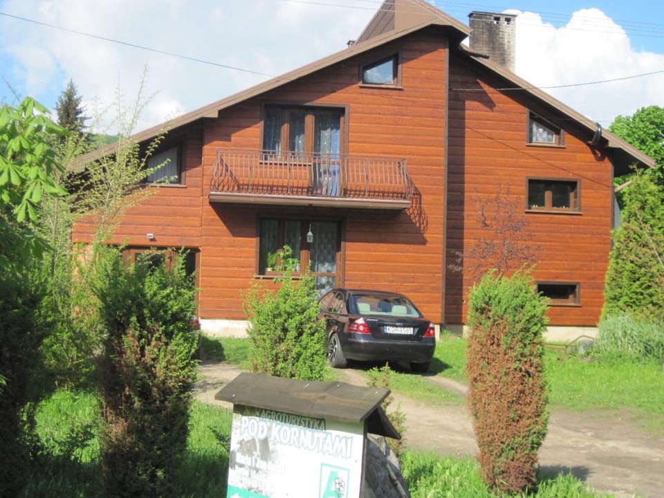 Property building, Spring, Day, Neighbourhood, Parking