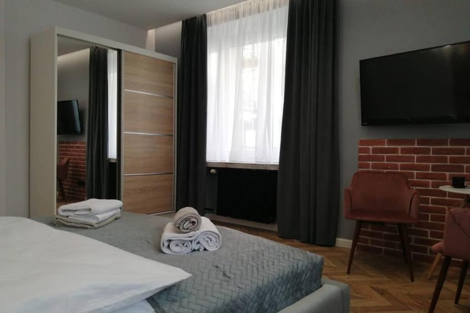 Bed, TV and multimedia, Photo of the whole room, Bedroom