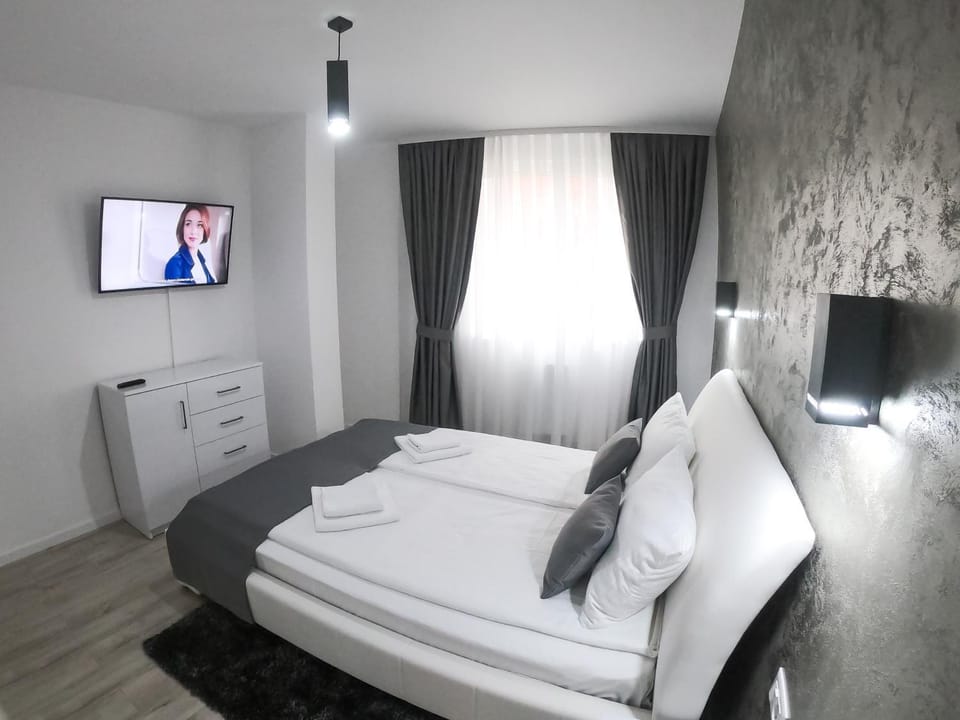 Bed, TV and multimedia, Bedroom