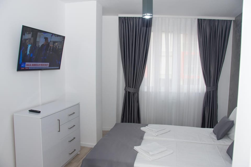 Bed, TV and multimedia, Bedroom