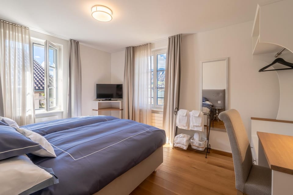 Staff, Bed, TV and multimedia, Photo of the whole room, Seating area, Bedroom, towels